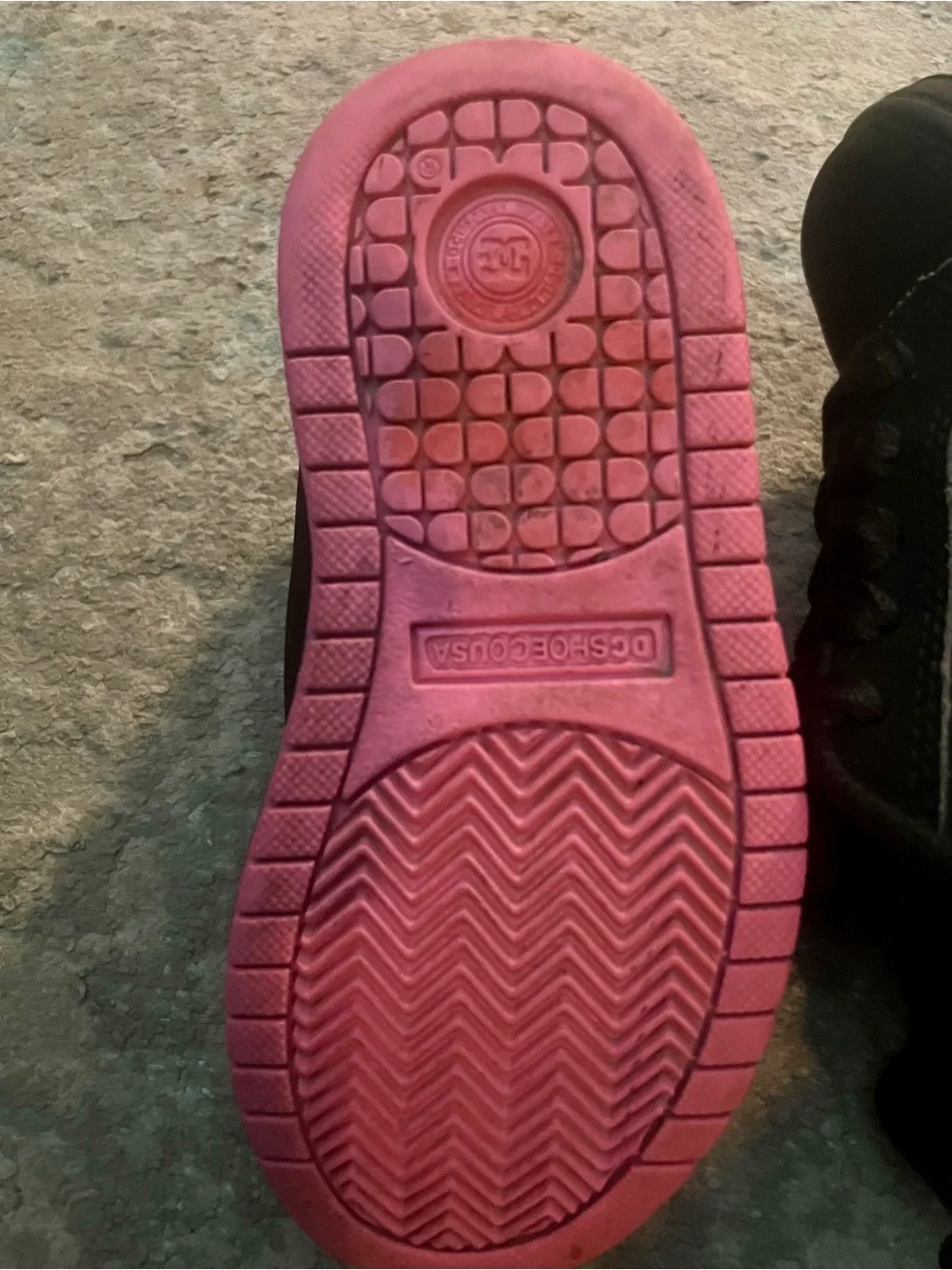 DC shoes Kids size 13 black Sneakers with Pink Logo Accents Y2K used good.